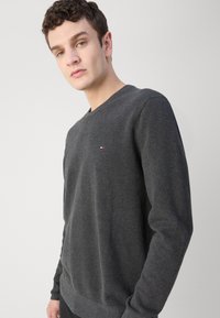 Tommy Hilfiger ESSENTIAL STRUCTURE CREW NECK - Pulóver - dark grey heather