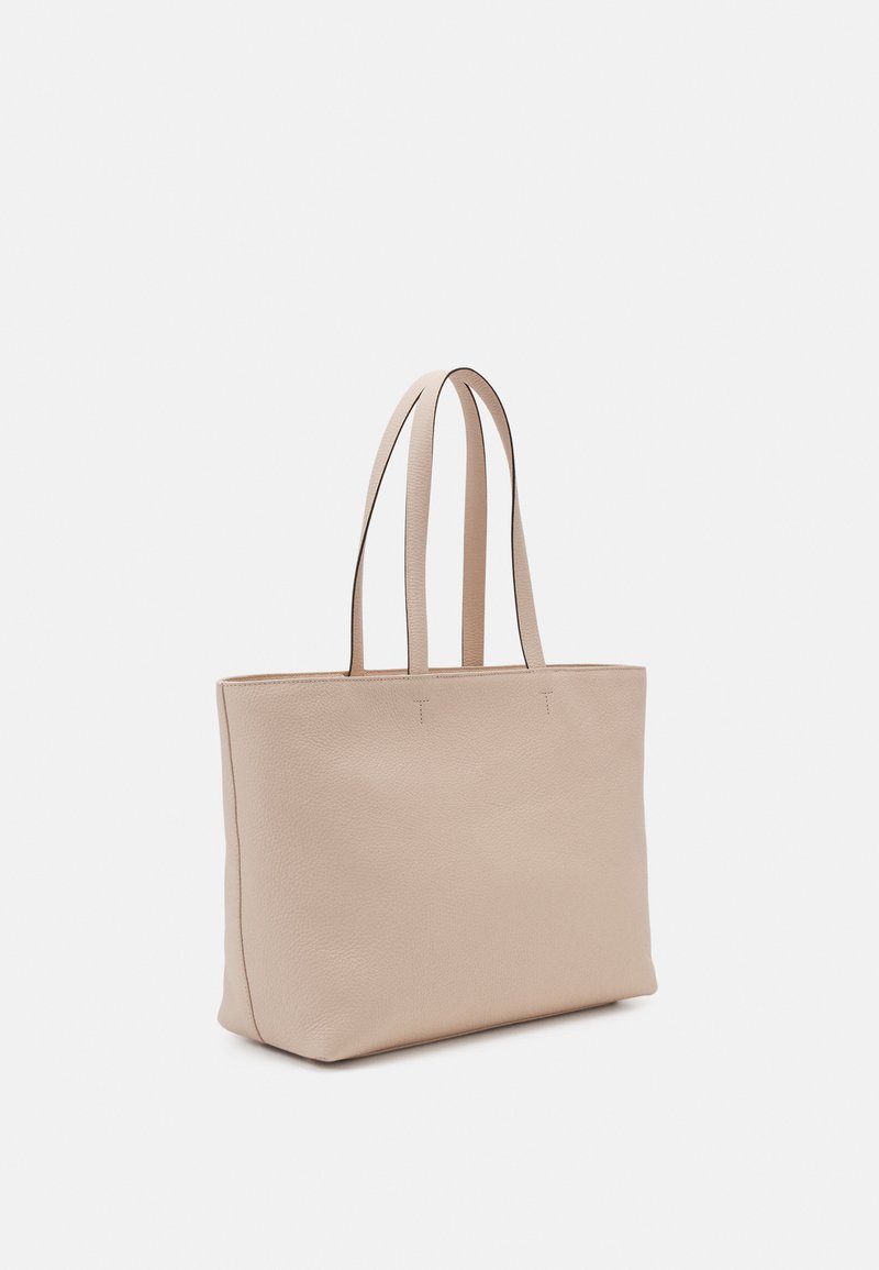 Beige Leder-Shopper mit weicher Textur, rechteckiger Form, doppelten oberen Griffen und minimalistischen Nähten.