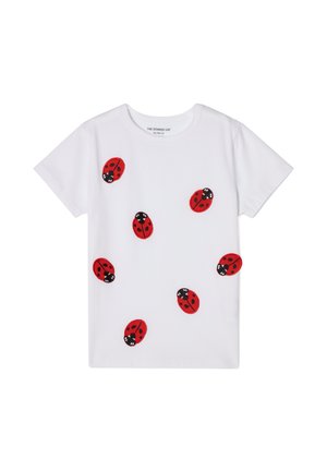Weißes Baumwoll-T-Shirt mit roten Marienkäfer-Applikationen und schwarzen Akzenten, kurzen Ärmeln und Rundhalsausschnitt.