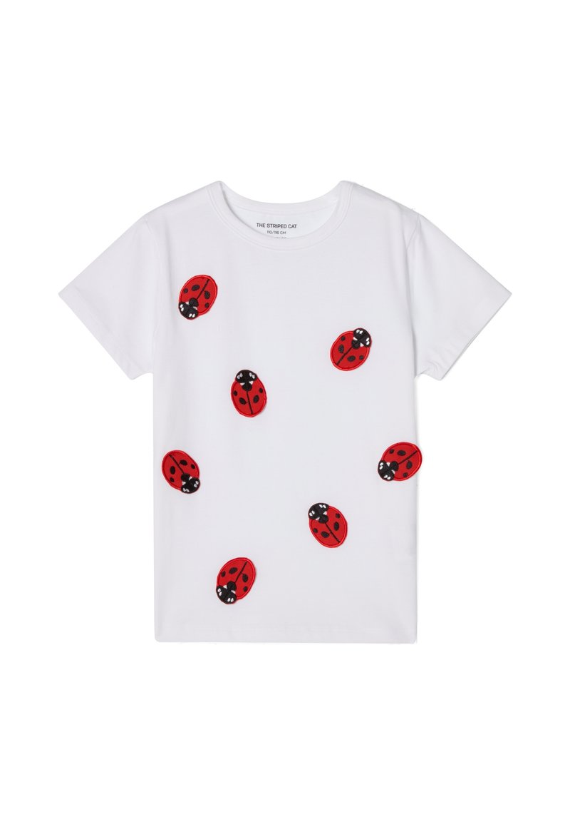 Hvid bomulds t-shirt med røde marihøns applikationer med sorte detaljer, korte ærmer og rund halsudskæring.