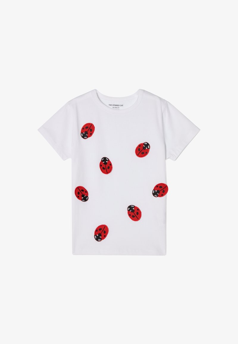 Hvid bomulds t-shirt med røde marihøns applikationer med sorte detaljer, korte ærmer og rund halsudskæring.