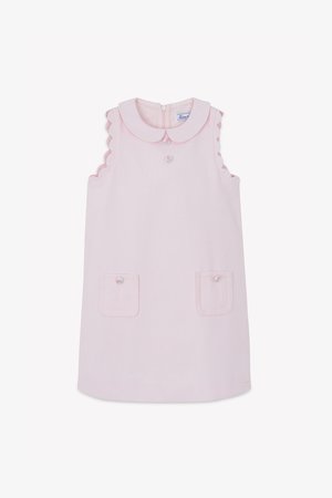 Vestido rosa con cuello festoneado, dos bolsillos delanteros, detalles de botones florales y cierre con cremallera en la parte trasera, confeccionado en tela texturizada.