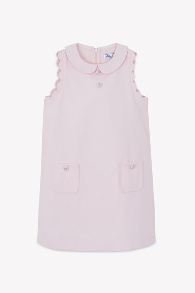 Ροζ φόρεμα με σκιασμένο γιακά, δύο μπροστινές τσέπες, διακοσμητικά κουμπιά με λουλούδια και φερμουάρ στο πίσω μέρος, κατασκευασμένο από υφασμάτινο υλικό με υφή.