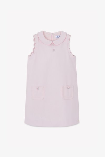 Ροζ φόρεμα με σκιασμένο γιακά, δύο μπροστινές τσέπες, διακοσμητικά κουμπιά με λουλούδια και φερμουάρ στο πίσω μέρος, κατασκευασμένο από υφασμάτινο υλικό με υφή.