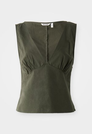 Top sans manches vert olive en coton, présentant un décolleté en V, des détails froncés sur les côtés et un ourlet droit.