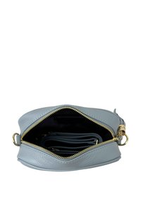 Borsa a tracolla in pelle grigio chiaro con chiusura a zip, accessori dorati e tasca interna per l'organizzazione.