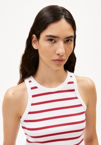 Débardeur blanc à rayures horizontales rouges larges. Présente un col rond et un design sans manches. Texture douce.