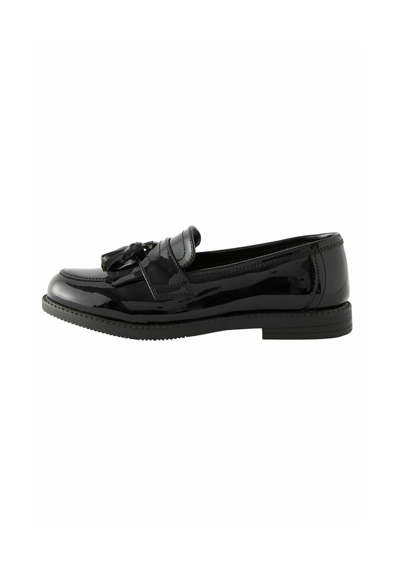 Loafers negri din piele lăcuită, cu vârf circular, detalii cu franjuri, talpă plată și cusături contrastante de-a lungul marginii superioare.