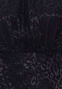 Schwarzer Stoff mit einem subtilen Leopardenmuster, der an der Taille gerafft ist und ein fließendes Design aufweist. Weiches, seidiges Material.