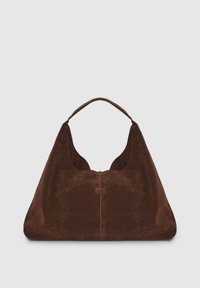 Borsa hobo in pelle scamosciata marrone con una forma ampia e curva, apertura superiore e una singola tracolla. Texture liscia con dettagli minimi di cucitura.