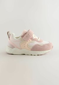 Lyserød sneaker med hvid mesh-overdel, lyserøde suede-detaljer, justerbar rem og en tekstureret gummisål for bedre greb.