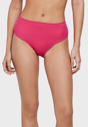 Bañador tipo bikini de cintura alta en material de canalé rosa brillante, con una banda de cintura suave y un sutil patrón texturizado en toda la prenda.