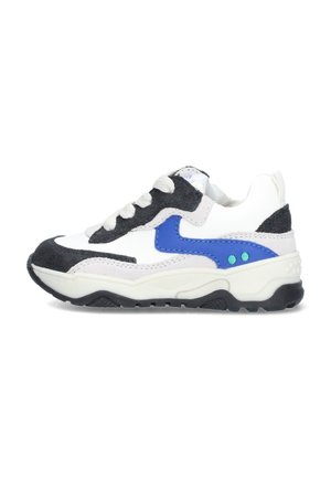 Witte sneaker met zwarte suède accenten, blauw zijontwerp, crèmekleurige zool en witte veters, zijaanzicht tegen een witte achtergrond.