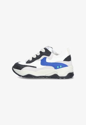 Witte sneaker met zwarte suède accenten, blauw zijontwerp, crèmekleurige zool en witte veters, zijaanzicht tegen een witte achtergrond.