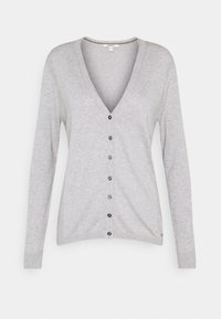 Cardigan grigio chiaro con scollatura a V profonda, maniche lunghe e chiusura a bottoni con bottoni scuri. Tessuto morbido.