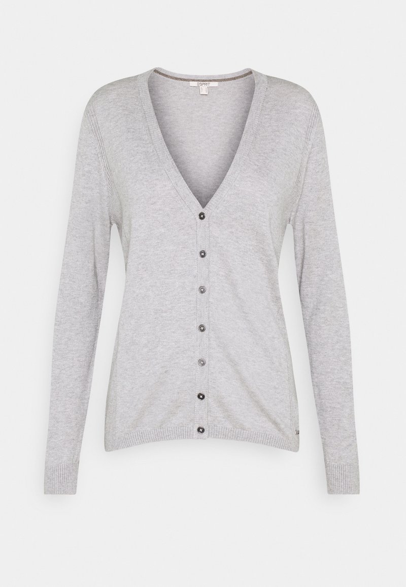 Cardigan grigio chiaro con scollatura a V profonda, maniche lunghe e chiusura a bottoni con bottoni scuri. Tessuto morbido.