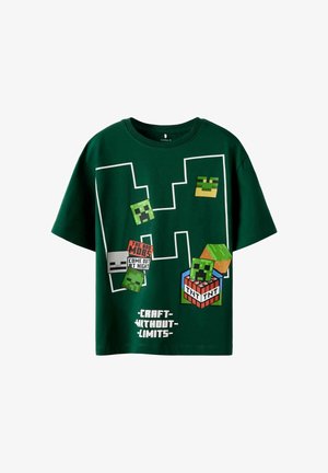 Grünes Baumwoll-T-Shirt mit pixellierten Grafiken von Minecraft-Charakteren und -Designs. Kurze Ärmel, Rundhalsausschnitt und kräftige Farbdrucke.