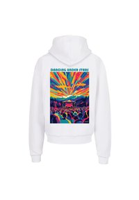 Sudadera blanca con un gráfico colorido en la parte posterior que muestra una multitud en un concierto y un vibrante patrón de explosión de estrellas arriba, titulado "Bailando Bajo las Estrellas".