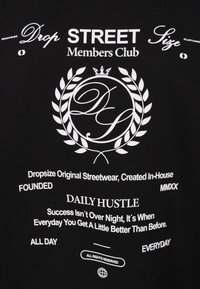 Czarny t-shirt z napisem "Drop Street Members Club", wieniec laurowy z "DS" oraz motywacyjnymi hasłami o ciężkiej pracy i codziennym rozwoju.