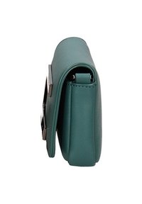 Borsa a tracolla in pelle color turchese caratterizzata da una forma rettangolare elegante, una texture liscia e una chiusura metallica prominente sul davanti.