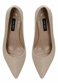 Beežid terava nina kingad sujuvast nahast viimistlusega, mis on madala l�õikega ja bränditud sisetallaga. Kontsad on stilettod.