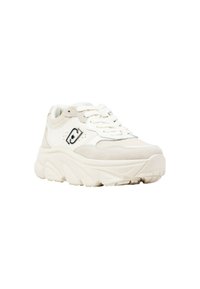 Grube białe sneakersy z zamszowymi akcentami, sznurowaniem i okrągłym logo po boku. Gruba gumowa podeszwa dla stabilności.