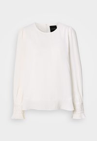 Witte blouse met lange mouwen en ronde hals, met geplooide schouders en juwelenaccenten bij de manchetten, voorzien van een gladde, satijnachtige textuur.