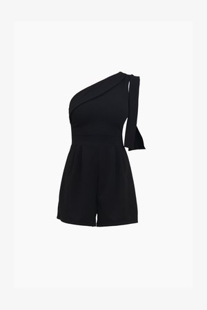 Svart en-skulder romper med en tettsittende overdel, plisserte shorts og en knytedetalj på skulderen laget av et mykt, elastisk materiale.