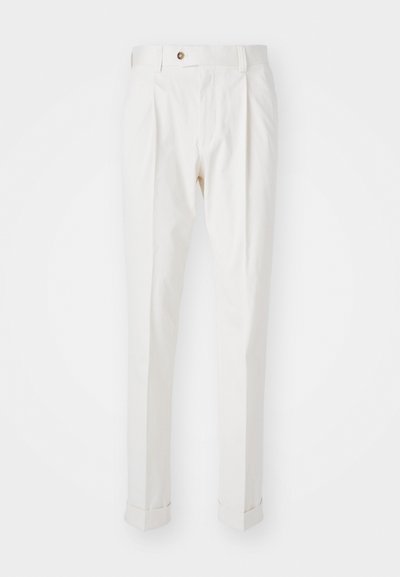 Calças brancas, ajustadas, com frente lisa, duas pregas e bainhas viradas. Feitas de um tecido suave com fecho de botão na cintura.