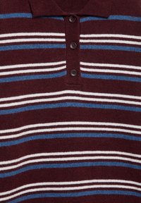 Tricou polo vișiniu cu dungi orizontale albe și albastre. Are guler și trei nasturi negri. Textură moale tricotată.