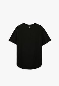 Czarny t-shirt z krótkim rękawem, wykonany z bawełny, z okrągłym dekoltem i okrągłym logo na górnej części pleców.