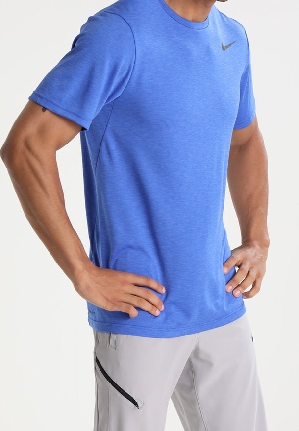 T-shirt de sport bleu en tissu léger et respirant avec manches courtes. Présente un petit logo Nike noir sur la partie supérieure gauche de la poitrine.