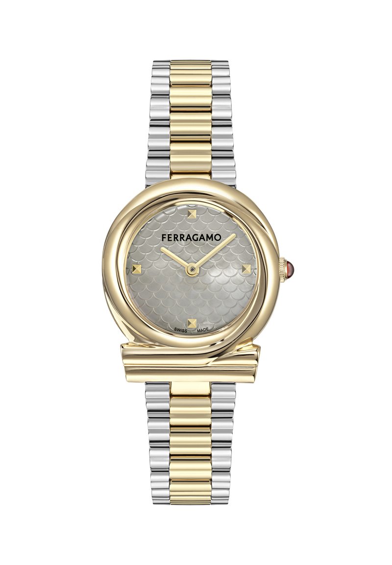 Reloj de pulsera Ferragamo en oro y plata con esfera plateada texturizada, índices y manecillas doradas, y correa de brazalete metálico.