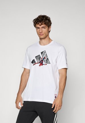 Weißes Baumwoll-T-Shirt mit einem Grafikdesign von Spider-Man und schwarzen geometrischen Designelementen. Kurze Ärmel, Rundhalsausschnitt, lockere Passform.