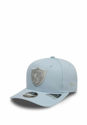Jasnoniebieska czapka z emblematem srebrnej tarczy z przodu, z nachyloną daszkiem, regulowanym zapięciem snapback i teksturą z materiału.