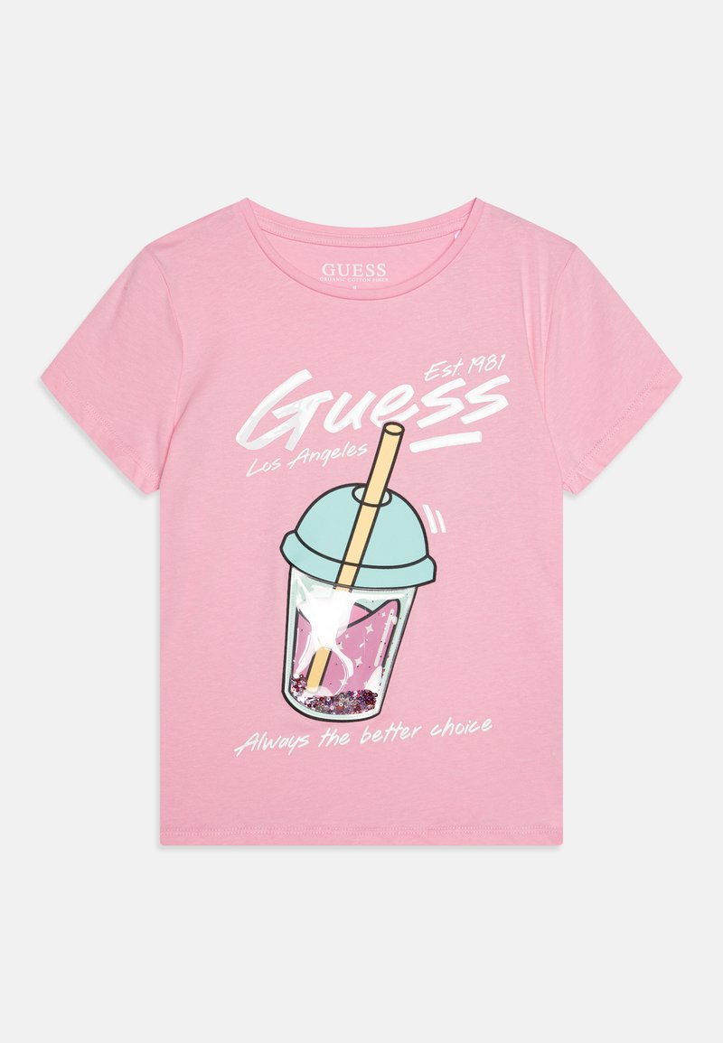 Rosa organisk bomulls t-skjorte med et trykk av en drikkekopp med sugerør og fargerike dekorasjoner, med hvite tekstakenter.