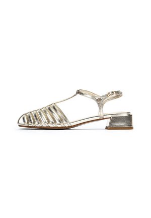 Zapatos slingback metálicos dorados con punta abierta, que cuentan con múltiples correas estrechas, un tacón de bloque bajo y una correa para el tobillo estrecha para un ajuste seguro.