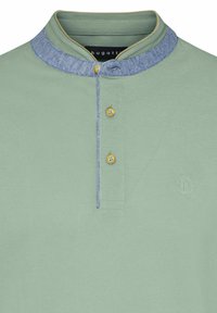 Polo shirt vert clair avec un col en style denim, trois boutons jaunes et un petit logo brodé sur la poitrine.