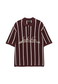 Polo in maglia color marrone con maniche corte, righe verticali bianche e testo "Join the Noise Alternative Culture Club" sul davanti.