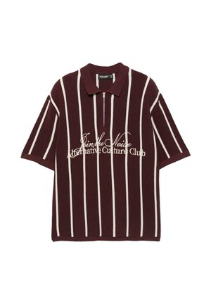 Bordo kratka pamučna polo majica s bijelim vertikalnim prugama i natpisom "Pridruži se alternativnom klubu buke" sprijeda.