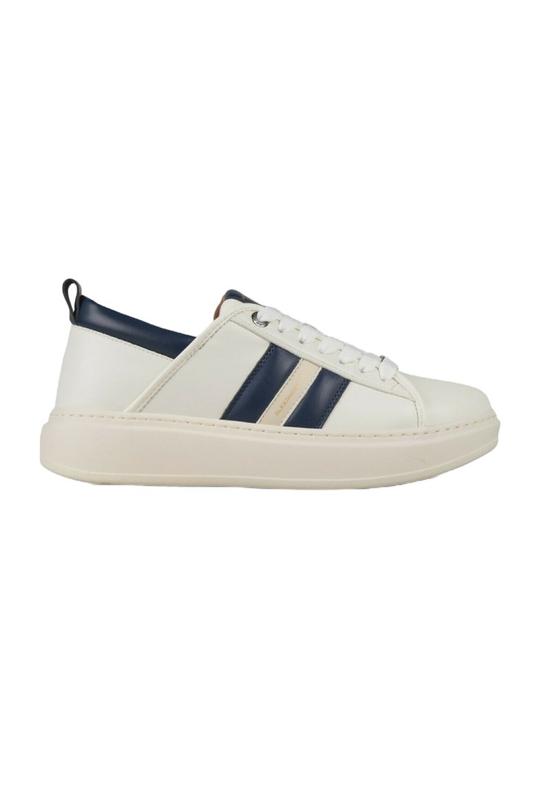 Sneaker bianco con accenti in pelle blu navy e due strisce orizzontali. Presenta una superficie testurizzata, punta rotonda e una suola spessa.