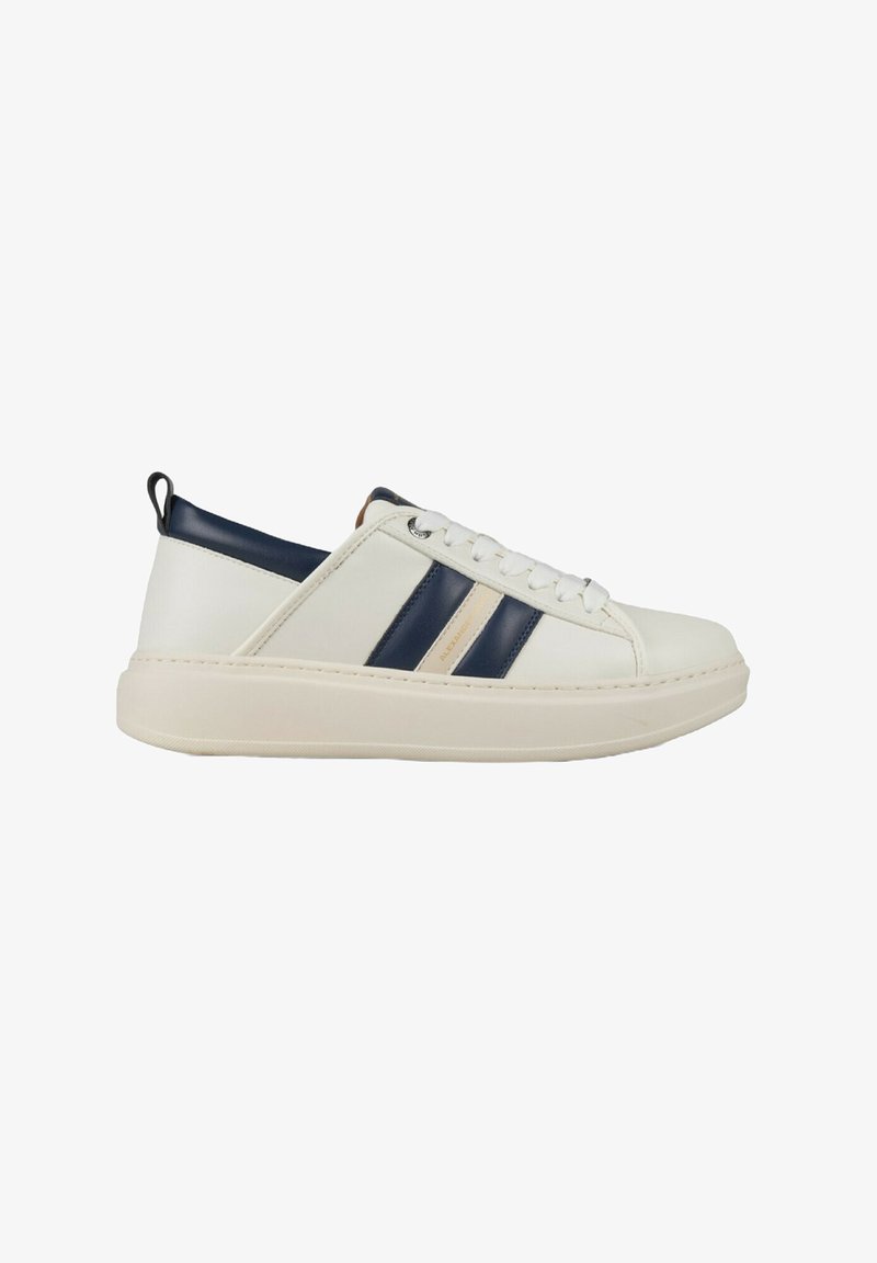 Sneaker bianco con accenti in pelle blu navy e due strisce orizzontali. Presenta una superficie testurizzata, punta rotonda e una suola spessa.