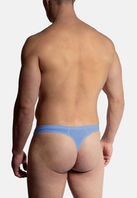 Blaue Tanga-Unterwäsche aus glattem Stoff, mit einem minimalistischen Design, das einen nahtlosen Bund und einen dünnen Rückengurt aufweist.