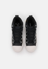 Sneakers nere alte con tomaia in pelle e tessuto. Presentano una punta in gomma bianca, lacci neri e un collo imbottito per il comfort.