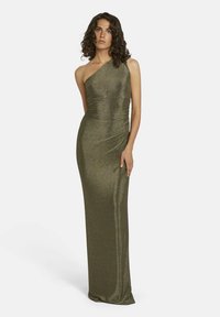 Robe de soirée longue à une épaule en tissu vert olive métallisé. Paillettes texturées avec une silhouette ajustée et drapée, et des lignes fluides.