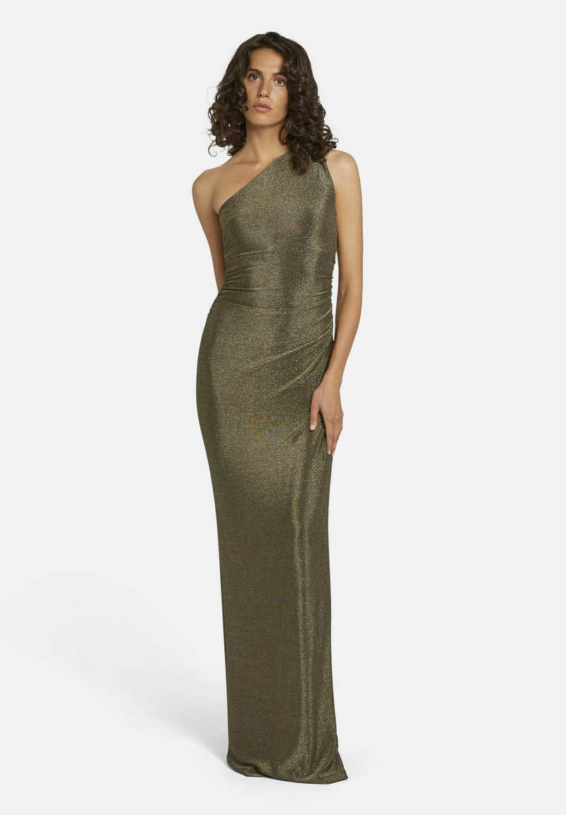 Robe de soirée longue à une épaule en tissu vert olive métallisé. Paillettes texturées avec une silhouette ajustée et drapée, et des lignes fluides.