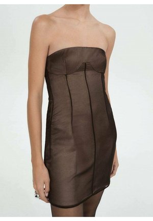 Robe courte marron sans bretelles avec des coutures structurées portée par une personne montrée des épaules jusqu'à la mi-cuisse sur un fond neutre.