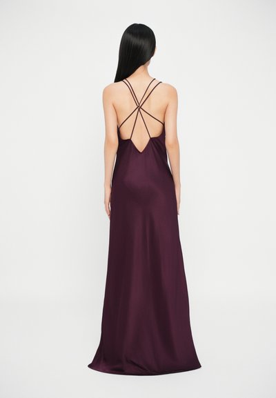 Vestido maxi roxo de satin com as costas baixas e alças cruzadas. Textura suave, design fluido e uma leve cauda na bainha.