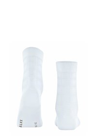 Białe skarpetki za kostkę z teksturowanym wzorem w kratkę, wykonane z miękkiego materiału, z ribbowanym ściągaczem i metką rozmiaru na podeszwie.