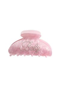 Ružičasta akrilna ukosnica za kosu s glatkim završnim slojem, u valovitom dizajnu s natpisom "Baby" od srebrnih šljokica na prednjoj strani.